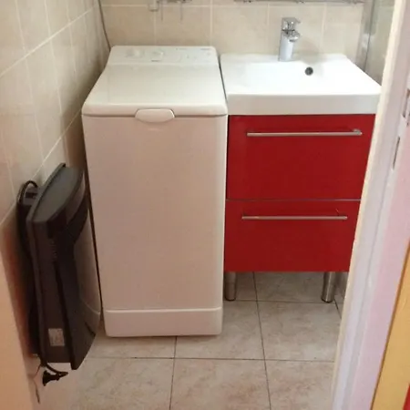 30m2 Calme Proche Du Centre Lunel (Herault)